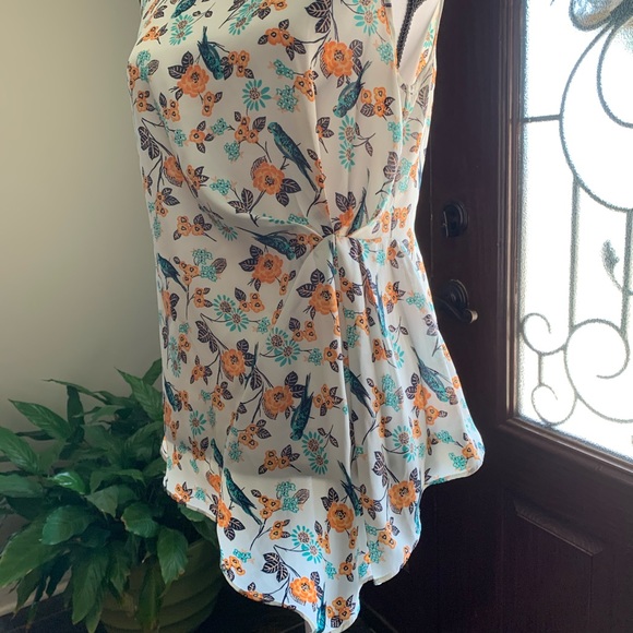 Forever 21 Parrot Print Asymmetrical Blouse Medium - Picture 2 of 9